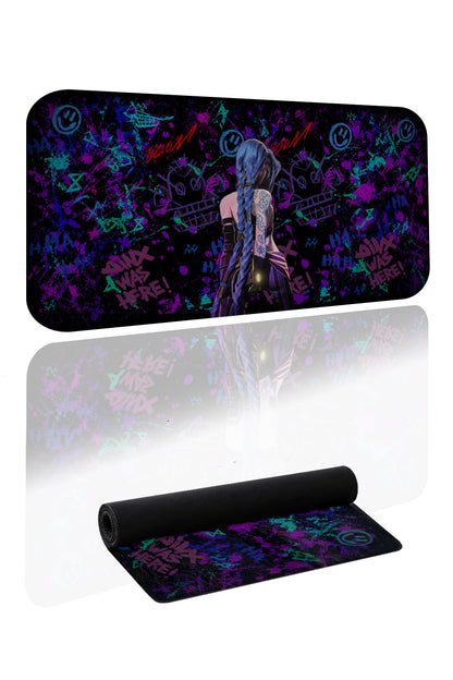Arcane Jinx karakteri ve neon grafiti desenli mor ve mavi tonlarında büyük oyuncu mousepad