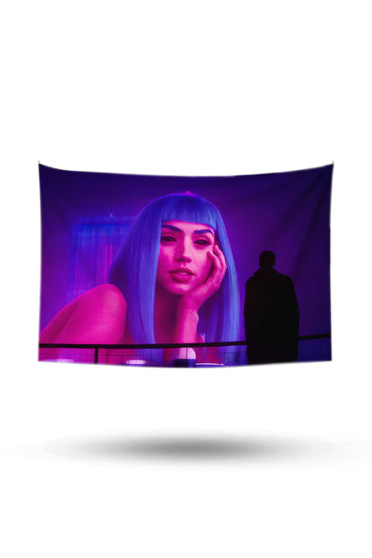 Neon pembe ve mor tonlarında Blade Runner temalı siberpunk stil duvar örtüsü