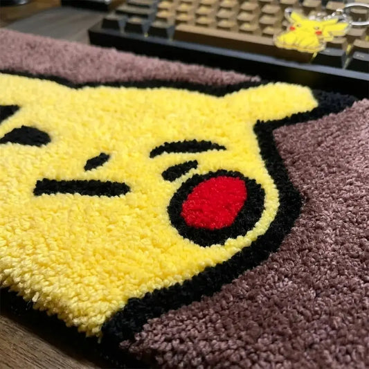 Sarı Pikachu desenli, kahverengi peluş klavye halısı. Oyuncu masası için ideal.
