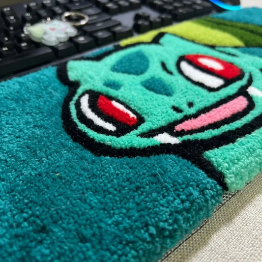 Balbasaur temalı yeşil ve turkuaz renkli peluş klavye halısı.