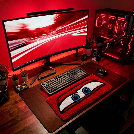 Şimşek McQueen kırmızı tufting klavye altlığı, mavi gözlü karakter tasarımı.