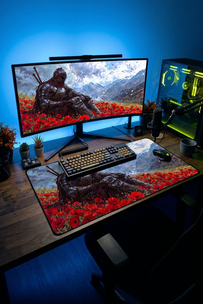 Kırmızı çiçekler arasında şövalye figürlü desenli geniş oyuncu mousepad