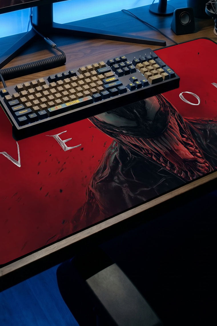 Kırmızı renkli Venom figürlü desenli büyük oyuncu mousepad görseli