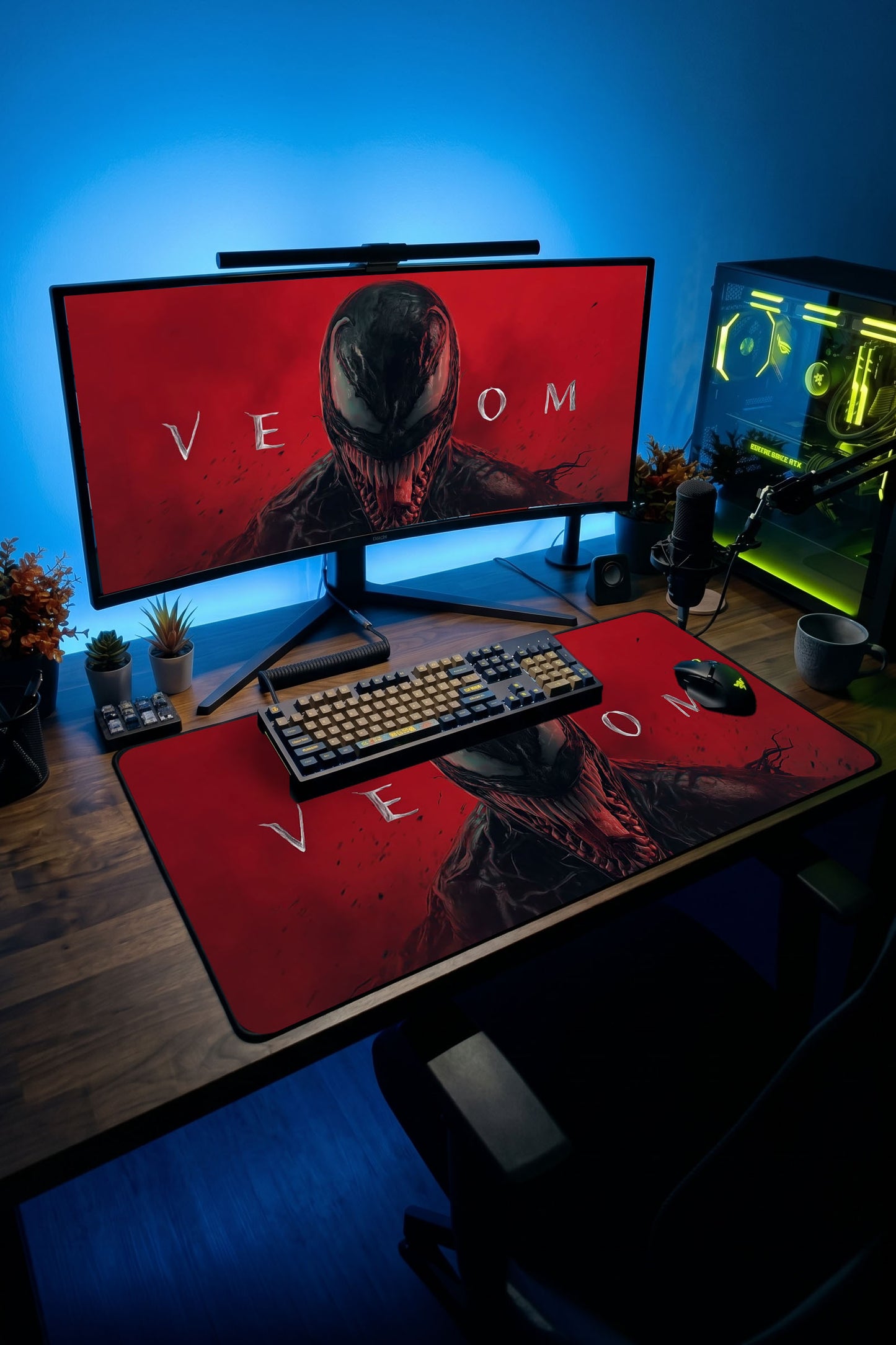 Kırmızı renkli Venom figürlü desenli büyük oyuncu mousepad görseli