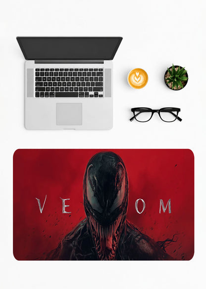 Kırmızı renkli Venom figürlü desenli büyük oyuncu mousepad görseli